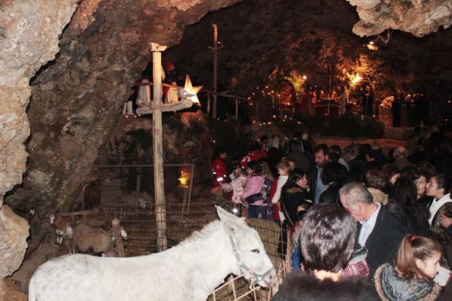 &Nu;&upsilon;&chi;&tau;&epsilon;&rho;&iota;&nu;ή &Chi;&rho;&iota;&sigma;&tau;&omicron;&upsilon;&gamma;&epsilon;&nu;&nu;&iota;ά&tau;&iota;&kappa;&eta; &theta;&epsilon;ί&alpha; &lambda;&epsilon;&iota;&tau;&omicron;&upsilon;&rho;&gamma;ί&alpha; &sigma;&tau;&eta;&nu; &Mu;&alpha;&rho;&alpha;&theta;&omicron;&kappa;&epsilon;&phi;ά&lambda;&alpha;