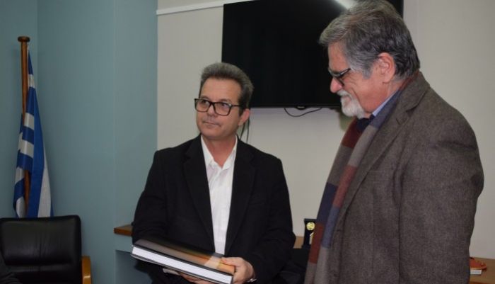 &Omicron; &Delta;ή&mu;&omicron;&sigmaf; &Alpha;&gamma;.&Nu;&iota;&kappa;&omicron;&lambda;ά&omicron;&upsilon; "&sigma;&tau;&rho;έ&phi;&epsilon;&iota; &tau;&omicron; &beta;&lambda;έ&mu;&mu;&alpha; &tau;&omicron;&upsilon;" &sigma;&tau;&omicron;&nu; &alpha;&theta;&lambda;&eta;&tau;&iota;&kappa;ό &tau;&omicron;&upsilon;&rho;&iota;&sigma;&mu;ό