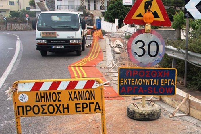 Εργασίες αποκατάστασης των καθιζήσεων (λακκούβες) από τον Δήμο Χανίων