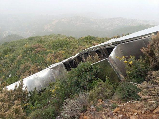Ο αέρας ξήλωσε μέχρι και τεράστιο σταυρό στον Σκινέ