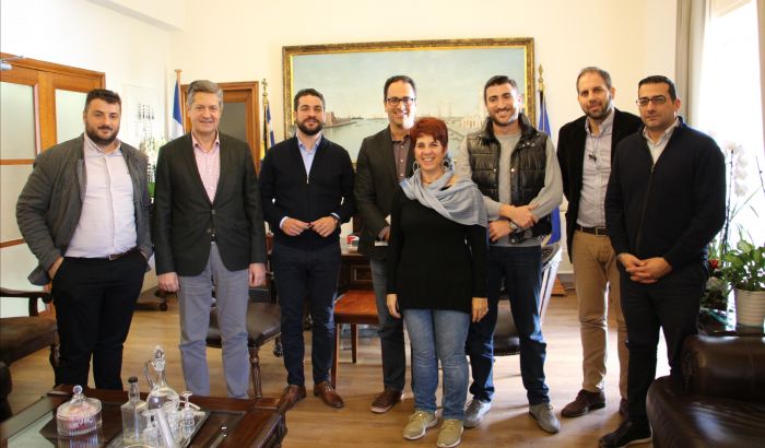 &Sigma;&upsilon;&nu;ά&nu;&tau;&eta;&sigma;&eta; &Delta;ή&mu;&alpha;&rho;&chi;&omicron;&upsilon; &Chi;&alpha;&nu;ί&omega;&nu; &mu;&epsilon; Έ&nu;&omega;&sigma;&eta; &xi;&epsilon;&nu;&omicron;&delta;ό&chi;&omega;&nu; &Chi;&alpha;&nu;ί&omega;&nu;