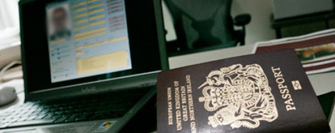 &Sigma;&tau;&alpha; "&pi;&rho;ά&sigma;&alpha;" &mu;&epsilon; &pi;&lambda;&alpha;&sigma;&tau;ά &delta;&iota;&alpha;&beta;&alpha;&tau;ή&rho;&iota;&alpha; &sigma;&tau;&omicron; "&Nu;ί&kappa;&omicron;&sigmaf; &Kappa;&alpha;&zeta;&alpha;&nu;&tau;&zeta;ά&kappa;&eta;&sigmaf;"