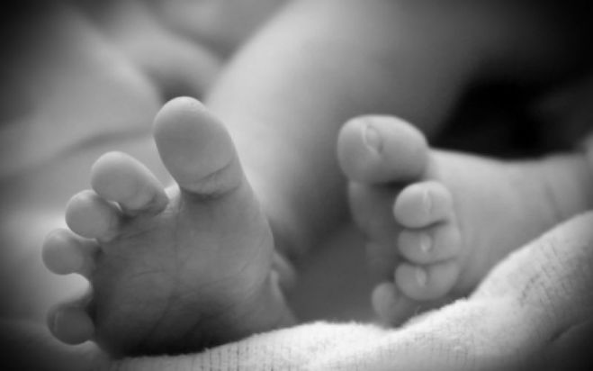 Αγωνία για 2,5 ετών αγγελούδι που βρέθηκε λιπόθυμο στην πισίνα του σπιτιού