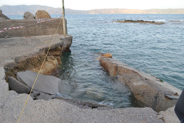 Έσπασε στα δύο η προβλήτα στο ψαρολίμανο της Κισάμου