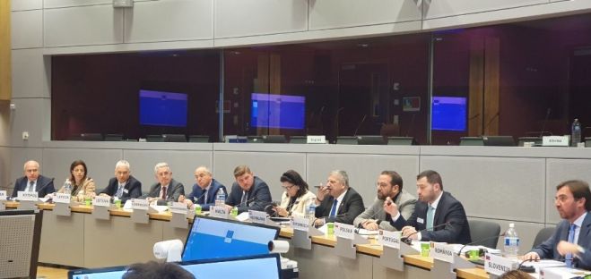 &Sigma;&upsilon;&mu;&mu;&epsilon;&tau;&omicron;&chi;ή &tau;&eta;&sigmaf; &Pi;&epsilon;&rho;&iota;&phi;έ&rho;&epsilon;&iota;&alpha;&sigmaf; &Kappa;&rho;ή&tau;&eta;&sigmaf; &sigma;&epsilon; &epsilon;&nu;&eta;&mu;&epsilon;&rho;&omega;&tau;&iota;&kappa;ή &alpha;&pi;&omicron;&sigma;&tau;&omicron;&lambda;ή &sigma;&tau;&iota;&sigmaf; &upsilon;&pi;&eta;&rho;&epsilon;&sigma;ί&epsilon;&sigmaf; &tau;&eta;&sigmaf; &Kappa;&omicron;&mu;&iota;&sigma;&iota;ό&nu; &sigma;&tau;&iota;&sigmaf; &Beta;&rho;&upsilon;&xi;έ&lambda;&lambda;&epsilon;&sigmaf;