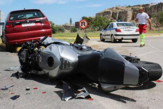 Σύγκρουση ΙΧ με μηχανή στα Χανιά με έναν τραυματία