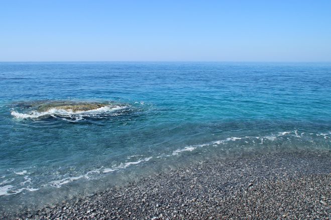 Σκάφος σε ακτή για να πάρει τραυματισμένο τουρίστα