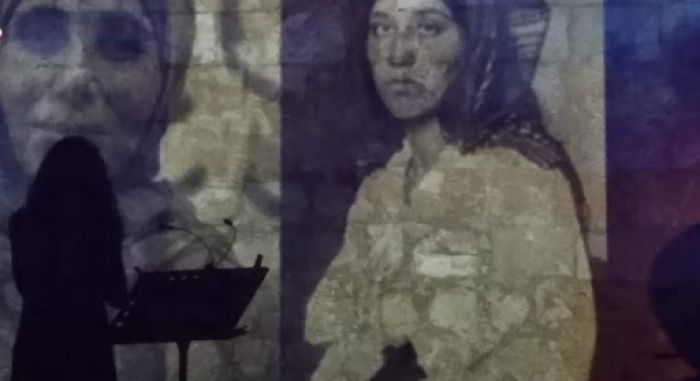 &Mu;&omicron;&upsilon;&sigma;&iota;&kappa;&omicron;&pi;&omicron;&iota;&eta;&tau;&iota;&kappa;ή &pi;&alpha;&rho;ά&sigma;&tau;&alpha;&sigma;&eta; &mu;&epsilon; &tau;ί&tau;&lambda;&omicron; &laquo;&Mu;&epsilon; &lambda;έ&nu;&epsilon; &Mu;&epsilon;&lambda;&alpha;&chi;&rho;&iota;&nu;ή&raquo; &mu;&epsilon; &tau;&eta;&nu; &sigma;&tau;ή&rho;&iota;&xi;&eta; &tau;&eta;&sigmaf; &Pi;&epsilon;&rho;&iota;&phi;έ&rho;&epsilon;&iota;&alpha;&sigmaf; &Kappa;&rho;ή&tau;&eta;&sigmaf;