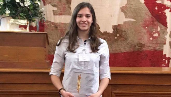 &Tau;&eta;&nu; &alpha;&rho;&iota;&sigma;&tau;&omicron;ύ&chi;&omicron; &Chi;&alpha;&nu;&iota;ώ&tau;&iota;&sigma;&sigma;&alpha; Ά&nu;&nu;&alpha; &Alpha;&pi;&omicron;&sigma;&tau;&omicron;&lambda;ά&kappa;&eta; &beta;&rho;ά&beta;&epsilon;&upsilon;&sigma;&epsilon; &omicron; &Pi;&rho;ό&epsilon;&delta;&rho;&omicron;&sigmaf; &Delta;&eta;&mu;&omicron;&kappa;&rho;&alpha;&tau;ί&alpha;&sigmaf;