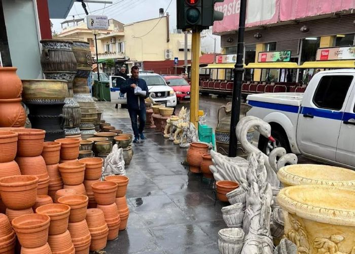 Συντονισμένη επιχείρηση του Δήμου Χανίων για την απομάκρυνση παράνομων τραπεζοκαθισμάτων και αυθαίρετων κατασκευών-εμπορευμάτων