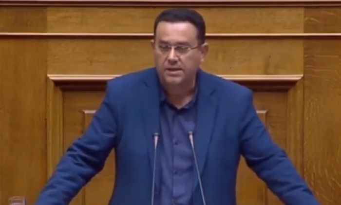 &Sigma;&tau;&alpha; &Chi;&alpha;&nu;&iota;ά &alpha;ύ&rho;&iota;&omicron; &omicron; &Mu;&alpha;&nu;ώ&lambda;&eta;&sigmaf; &Sigma;&upsilon;&nu;&tau;&upsilon;&chi;ά&kappa;&eta;&sigmaf;