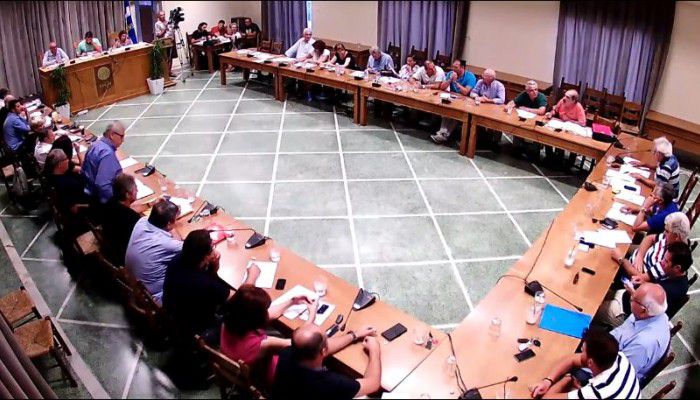 Ενστάσεις και βαρείς χαρακτηρισμοί στο δημοτικό συμβούλιο για το προσφυγικό
