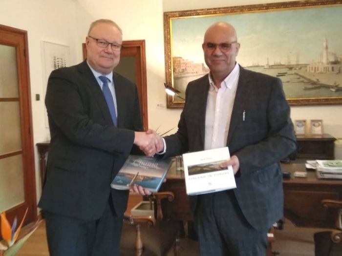 &Epsilon;&theta;&iota;&mu;&omicron;&tau;&upsilon;&pi;&iota;&kappa;ή &sigma;&upsilon;&nu;ά&nu;&tau;&eta;&sigma;&eta; &Delta;&eta;&mu;ά&rho;&chi;&omicron;&upsilon; &Chi;&alpha;&nu;ί&omega;&nu;, &Tau;. &Beta;ά&mu;&beta;&omicron;&upsilon;&kappa;&alpha;, &mu;&epsilon; &tau;&omicron;&nu; &Pi;&rho;έ&sigma;&beta;&eta; &tau;&eta;&sigmaf; &Phi;&iota;&nu;&lambda;&alpha;&nu;&delta;ί&alpha;&sigmaf;