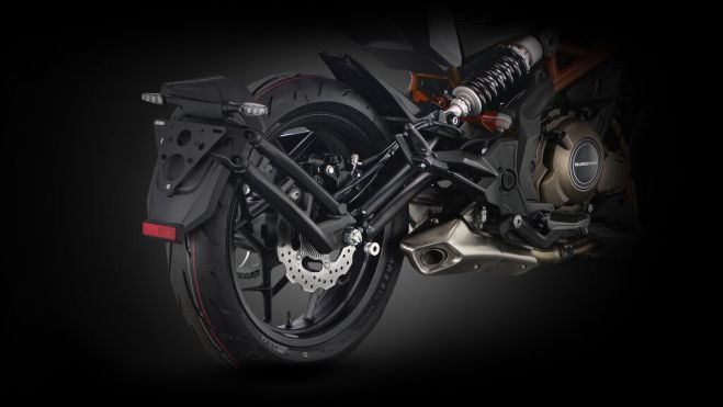 QJMOTOR SRK 400 Δικύλινδρη, γυμνή, απόλαυση!