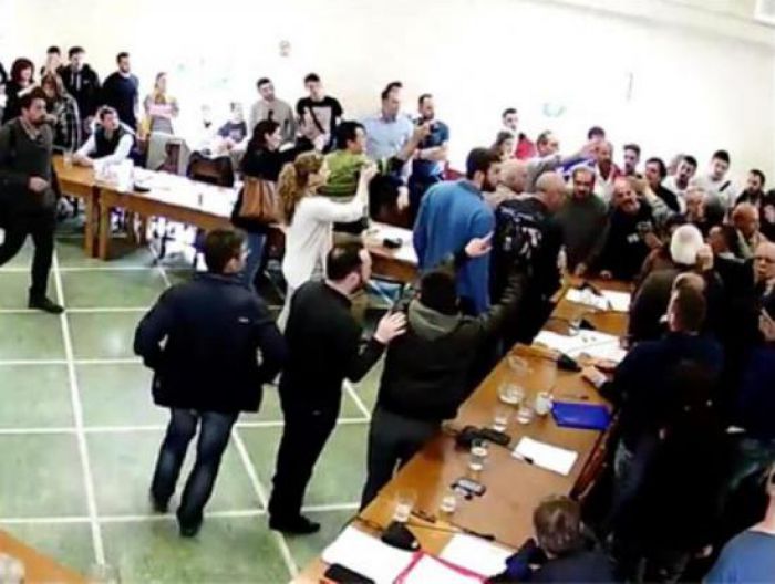 Οι πρώτες αντιδράσεις μετά τα επεισόδια στο δημοτικό συμβούλιο Χανίων
