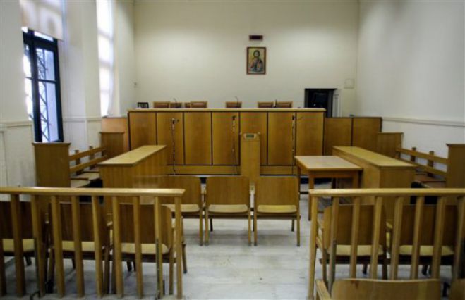 Έπεσαν σφαλιάρες &amp; έσπασαν γυαλιά στα Δικαστήρια