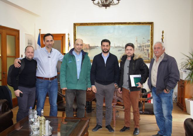 &Sigma;&upsilon;&nu;ά&nu;&tau;&eta;&sigma;&eta; &Delta;&eta;&mu;ά&rho;&chi;&omicron;&upsilon; &Pi;&alpha;&nu;&alpha;&gamma;&iota;ώ&tau;&eta; &Sigma;&eta;&mu;&alpha;&nu;&delta;&eta;&rho;ά&kappa;&eta; &mu;&epsilon; &epsilon;&kappa;&pi;&rho;&omicron;&sigma;ώ&pi;&omicron;&upsilon;&sigmaf; &tau;&omicron;&upsilon; &Omicron;&Tau;&Epsilon;