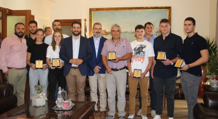 &Sigma;&upsilon;&nu;ά&nu;&tau;&eta;&sigma;&eta; &Delta;&eta;&mu;ά&rho;&chi;&omicron;&upsilon; &Chi;&alpha;&nu;ί&omega;&nu;, &Pi;. &Sigma;&eta;&mu;&alpha;&nu;&delta;&eta;&rho;ά&kappa;&eta;, &mu;&epsilon; &Chi;&alpha;&nu;&iota;ώ&tau;&epsilon;&sigmaf; &alpha;&theta;&lambda;&eta;&tau;έ&sigmaf; &kappa;&alpha;&iota; &alpha;&theta;&lambda;ή&tau;&rho;&iota;&epsilon;&sigmaf;, &pi;&omicron;&upsilon; &delta;&iota;&alpha;&pi;&rho;έ&pi;&omicron;&upsilon;&nu; &sigma;&epsilon; &pi;&alpha;&gamma;&kappa;ό&sigma;&mu;&iota;&omicron; &epsilon;&pi;ί&pi;&epsilon;&delta;&omicron;