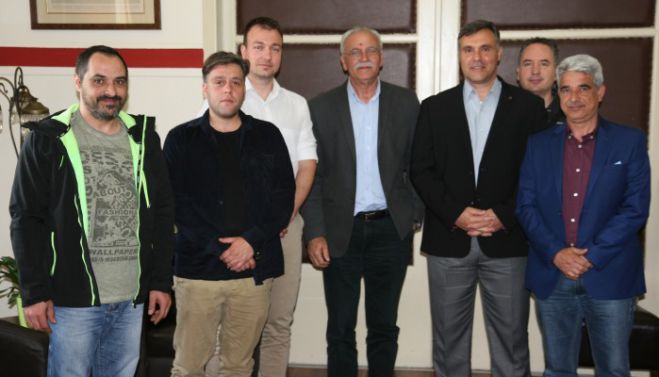 &Tau;&omicron; &Delta;.&Sigma;. &tau;&eta;&sigmaf; Έ&nu;&omega;&sigma;&eta;&sigmaf; &Sigma;&tau;&rho;&alpha;&tau;&iota;&omega;&tau;&iota;&kappa;ώ&nu; &Chi;&alpha;&nu;ί&omega;&nu; &epsilon;&pi;&iota;&sigma;&kappa;έ&phi;&theta;&eta;&kappa;&epsilon; &tau;&omicron;&nu; &alpha;&nu;&tau;&iota;&pi;&epsilon;&rho;&iota;&phi;&epsilon;&rho;&epsilon;&iota;ά&rho;&chi;&eta;