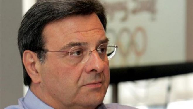 Λιποθύμησε ο σύζυγος της Ντόρας Μπακογιάννη στη κηδεία του Κ. Μητσοτάκη