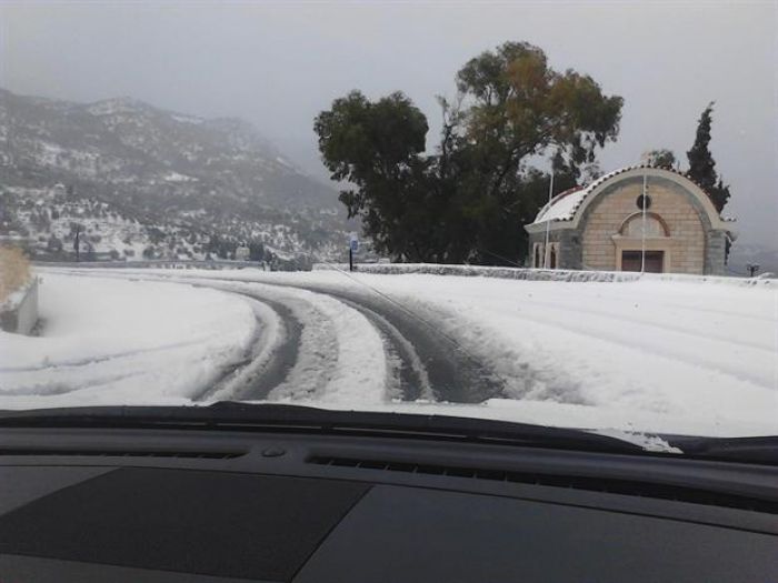 "Κόλλησαν" για ώρες νταλίκες στο χιόνι στην παγωμένη Βιάννο