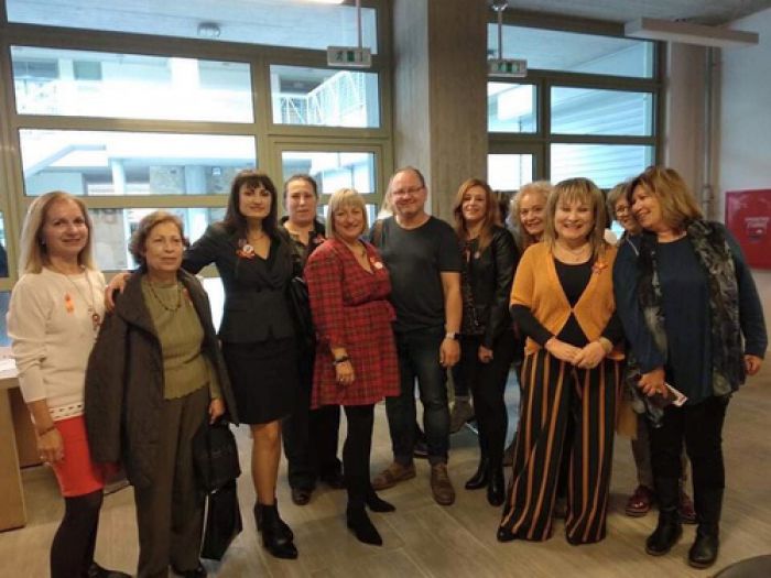 &Mu;&epsilon; &epsilon;&pi;&iota;&tau;&upsilon;&chi;ί&alpha; &eta; &eta;&mu;&epsilon;&rho;ί&delta;&alpha; &laquo;&Eta; &tau;έ&chi;&nu;&eta; &epsilon;&nu;ά&nu;&tau;&iota;&alpha; &sigma;&tau;&eta; &Beta;ί&alpha;&raquo;