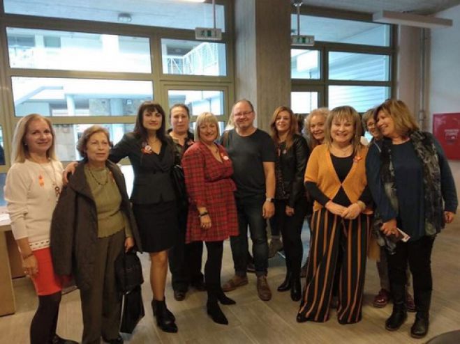 &Mu;&epsilon; &epsilon;&pi;&iota;&tau;&upsilon;&chi;ί&alpha; &eta; &eta;&mu;&epsilon;&rho;ί&delta;&alpha; &laquo;&Eta; &tau;έ&chi;&nu;&eta; &epsilon;&nu;ά&nu;&tau;&iota;&alpha; &sigma;&tau;&eta; &Beta;ί&alpha;&raquo;