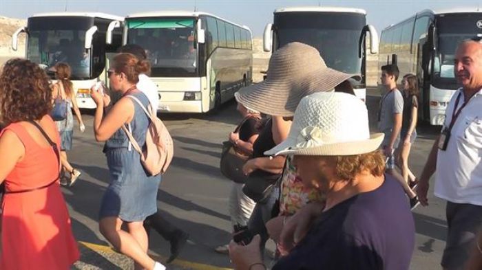 &Alpha;&pi;ό &tau;&eta; &Sigma;&omicron;ύ&delta;&alpha; &sigma;&tau;&omicron; &Rho;έ&theta;&upsilon;&mu;&nu;&omicron; 450 &tau;&omicron;&upsilon;&rho;ί&sigma;&tau;&epsilon;&sigmaf; &pi;&lambda;&omicron;ί&omicron;&upsilon;