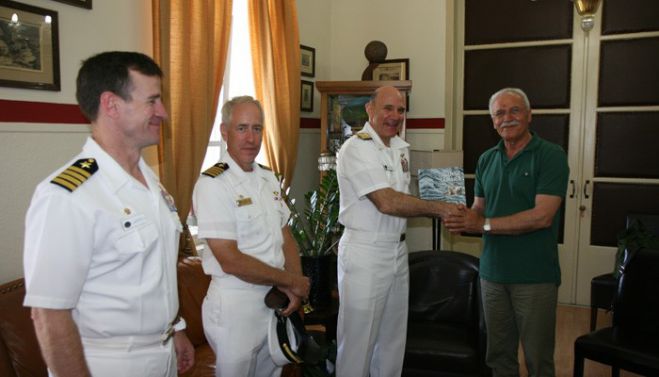 Η Διοίκηση του αεροπλανοφόρου Harry Trouman στον Αντιπεριφερειάρχη Χανίων