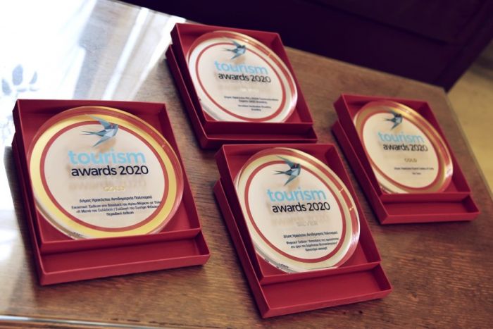 &Delta;ύ&omicron; &chi;&rho;&upsilon;&sigma;ά &kappa;&alpha;&iota; &delta;ύ&omicron; &alpha;&sigma;&eta;&mu;έ&nu;&iota;&alpha; &beta;&rho;&alpha;&beta;&epsilon;ί&alpha; &kappa;έ&rho;&delta;&iota;&sigma;&epsilon; &omicron; &Delta;ή&mu;&omicron;&sigmaf; &Eta;&rho;&alpha;&kappa;&lambda;&epsilon;ί&omicron;&upsilon; &sigma;&tau;&alpha; &laquo;Tourism  Awards 2020&raquo;