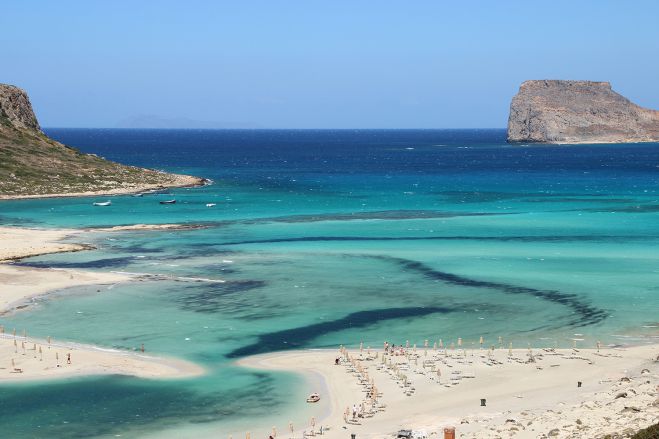 Λιποθύμησε από τη ζέστη ενώ έφευγε από την παραλία του Μπάλου