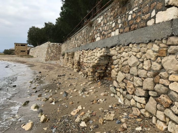 Καταρρέει ο τοίχος που στηρίζει την "ακτή Κανάρη" στα Χανιά