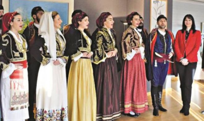 &Eta; &mu;&alpha;&nu;&tau;&iota;&nu;ά&delta;&alpha; &pi;&omicron;&upsilon; &tau;&rho;έ&lambda;&alpha;&nu;&epsilon; &tau;&eta;&nu; &Kappa;&omicron;&upsilon;&nu;&tau;&omicron;&upsilon;&rho;ά &Tau;&eta;&sigmaf; &tau;&alpha;... έ&psi;&alpha;&lambda;&alpha;&nu; &alpha;&lambda;ά &kappa;&rho;&eta;&tau;&iota;&kappa;ά