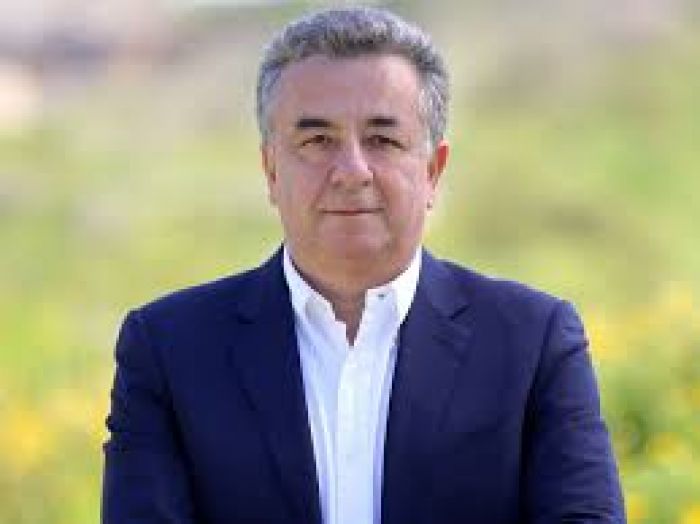 &Sigma;&tau;. &Alpha;&rho;&nu;&alpha;&omicron;&upsilon;&tau;ά&kappa;&eta;&sigmaf;: &laquo;&Tau;&omicron; &nu;&eta;&sigma;ί &tau;&eta;&sigmaf; &phi;&iota;&lambda;&omicron;&xi;&epsilon;&nu;ί&alpha;&sigmaf;, &pi;&omicron;&rho;&epsilon;ύ&epsilon;&tau;&alpha;&iota; &sigma;&upsilon;&gamma;&kappa;&rho;&omicron;&tau;&eta;&mu;έ&nu;&alpha; &kappa;&alpha;&iota; &mu;&epsilon;  &alpha;&iota;&sigma;&iota;&omicron;&delta;&omicron;&xi;ί&alpha; &sigma;&tau;&eta;&nu; &epsilon;&pi;ό&mu;&epsilon;&nu;&eta; &mu;έ&rho;&alpha;&raquo;