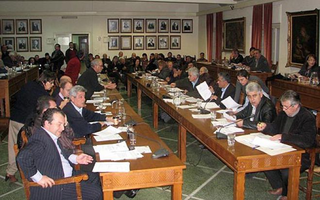 &Sigma;&upsilon;&nu;&epsilon;&delta;&rho;&iota;ά&zeta;&epsilon;&iota; &mu;&epsilon; 13 &theta;έ&alpha;&mu;&alpha;&tau;&alpha; &tau;&omicron; &Delta;.&Sigma; &Chi;&alpha;&nu;ί&omega;&nu;