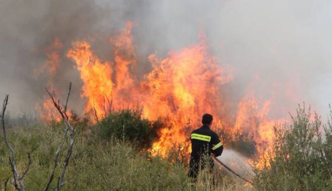 Μεγάλη φωτιά στο Σφηνάρι Κισάμου κοντά σε σπίτια