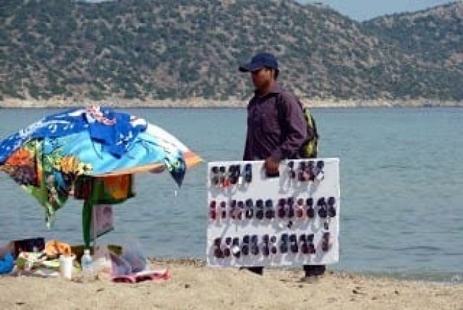 Το παραεμπόριο «ζει και βασιλεύει» στις παραλίες του Δήμου Πλατανιά.
