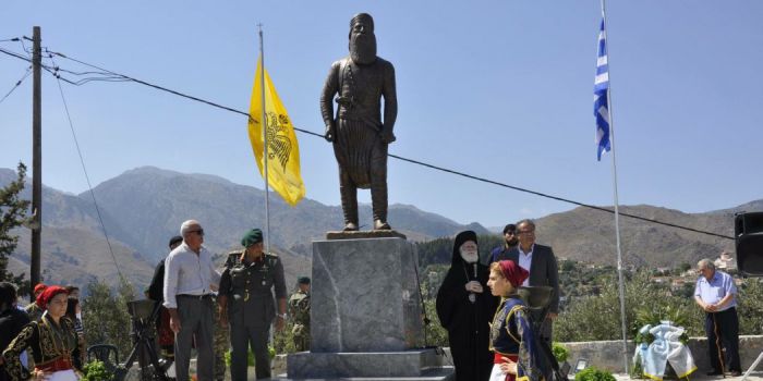 Ο Αρχιεπίσκοπος Κρήτης κ.κ. Ειρηναίος στα αποκαλυπτήρια ανδριάντος του Χατζημιχάλη Γιάνναρη στους Λάκκους!