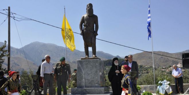 Ο Αρχιεπίσκοπος Κρήτης κ.κ. Ειρηναίος στα αποκαλυπτήρια ανδριάντος του Χατζημιχάλη Γιάνναρη στους Λάκκους!