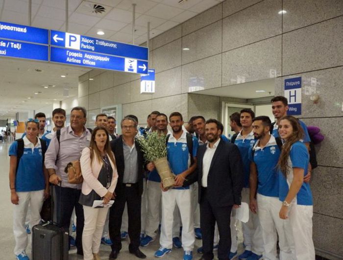 Παράδοση κότινου στην  Ελληνική Ολυμπιακή αποστολή