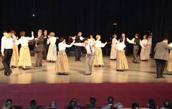 &Kappa;ό&beta;&epsilon;&iota; &tau;&eta;&nu; &pi;ί&tau;&alpha; &tau;&omicron;&upsilon; &tau;&omicron; &Lambda;ύ&kappa;&epsilon;&iota;&omicron; &Epsilon;&lambda;&lambda;&eta;&nu;ί&delta;&omega;&nu; &Chi;&alpha;&nu;ί&omega;&nu;