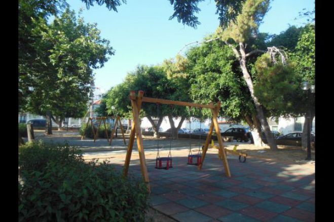 Κλείνει η παιδική χαρά του Δημοτικού Κήπου για να σβηστούν συνθήματα