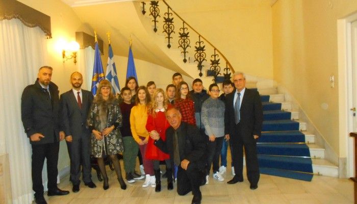 &Omicron; &Pi;&rho;ό&epsilon;&delta;&rho;&omicron;&sigmaf; &tau;&eta;&sigmaf; &Delta;&eta;&mu;&omicron;&kappa;&rho;&alpha;&tau;ί&alpha;&sigmaf; &tau;ί&mu;&eta;&sigma;&epsilon; &tau;&omicron; &sigma;ύ&lambda;&lambda;&omicron;&gamma;&omicron; &alpha;&rho;&omega;&gamma;ή&sigmaf; &theta;&upsilon;&mu;ά&tau;&omega;&nu; &tau;&rho;&omicron;&chi;&alpha;ί&omega;&nu; &alpha;&tau;&upsilon;&chi;&eta;&mu;ά&tau;&omega;&nu;
