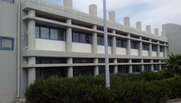 Στην εντατική σπουδαστής της ΑΕΝ στη Σούδα - Έπεσε από το κτίριο