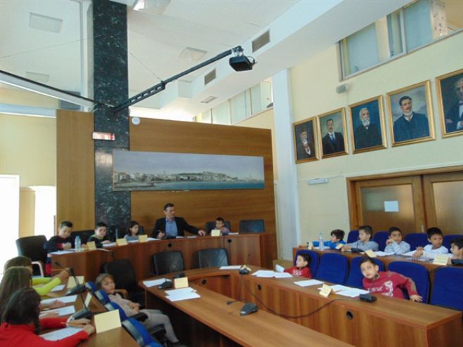 &Mu;&alpha;&theta;&eta;&tau;έ&sigmaf; &sigma;&epsilon; &rho;ό&lambda;&omicron; &delta;&eta;&mu;&omicron;&tau;&iota;&kappa;ώ&nu; &sigma;&upsilon;&mu;&beta;&omicron;ύ&lambda;&omega;&nu; &sigma;&tau;&omicron; &Rho;έ&theta;&upsilon;&mu;&nu;&omicron;