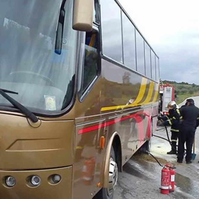 Πήρε φωτιά τουριστικό λεωφορείο στην εθνική