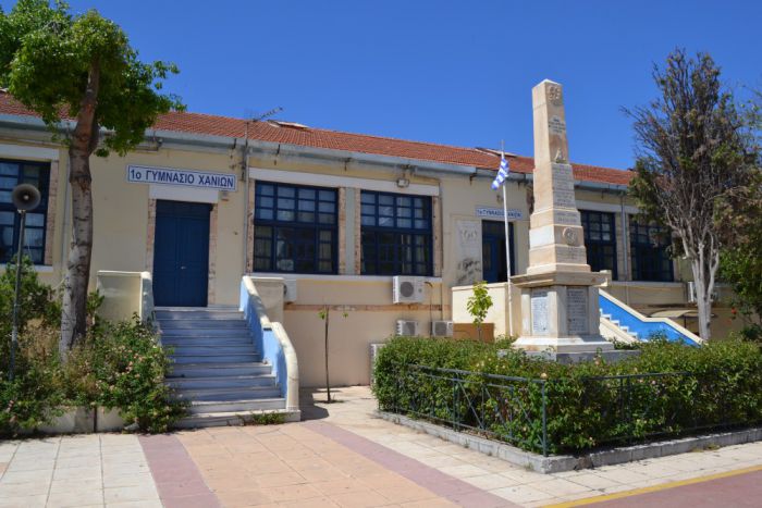 Επεσε καλώδιο της ΔΕΗ μπροστά από το 1ο Γυμνάσιο Χανίων!