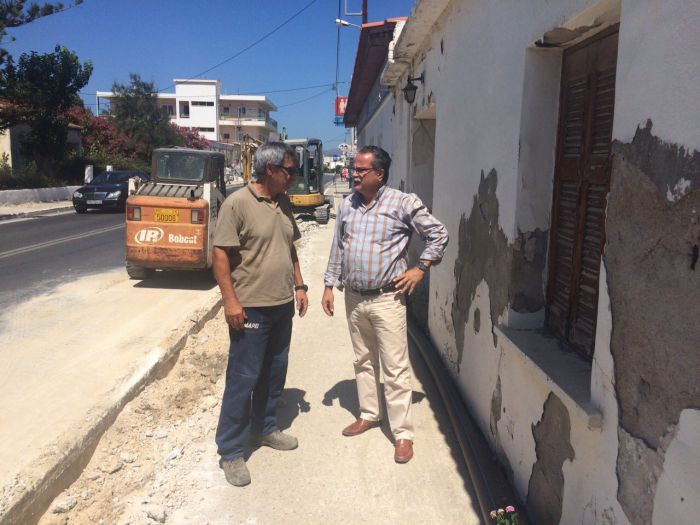 Αυτοψία Δημάρχου Γ. Μαλανδράκη στο έργο της κατασκευής νέων πεζοδρομίων στην Π.Ε.Ο. του Δήμου Πλατανιά