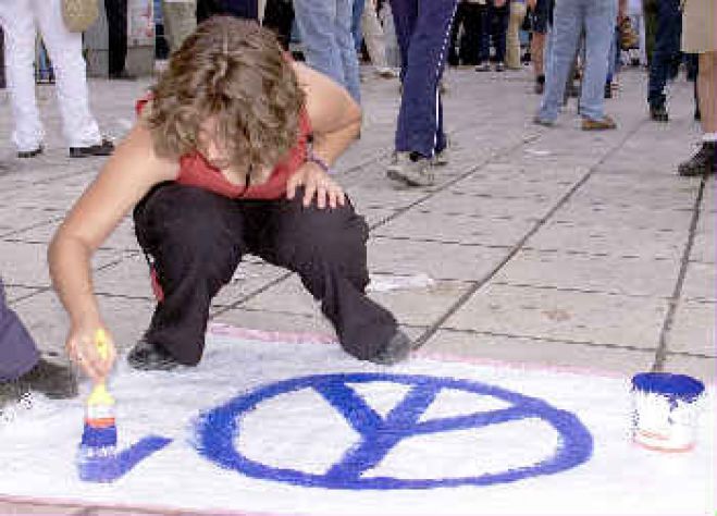 Παγκρήτια κινητοποίηση στη βάση της Σούδας από τις επιτροπές ειρήνης του νησιού