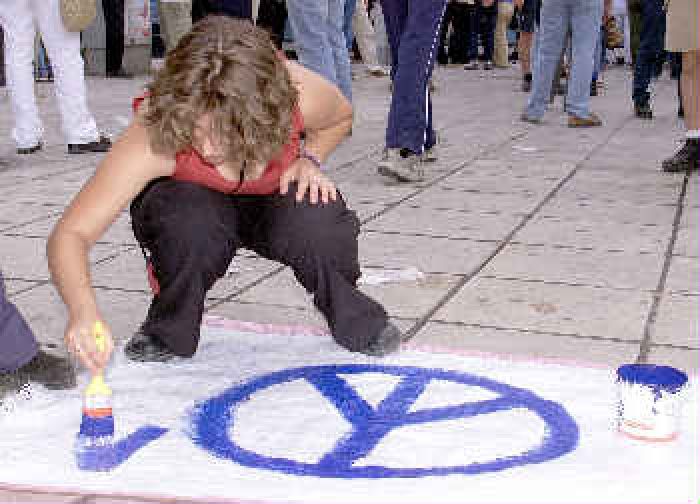 Παγκρήτια κινητοποίηση στη βάση της Σούδας από τις επιτροπές ειρήνης του νησιού